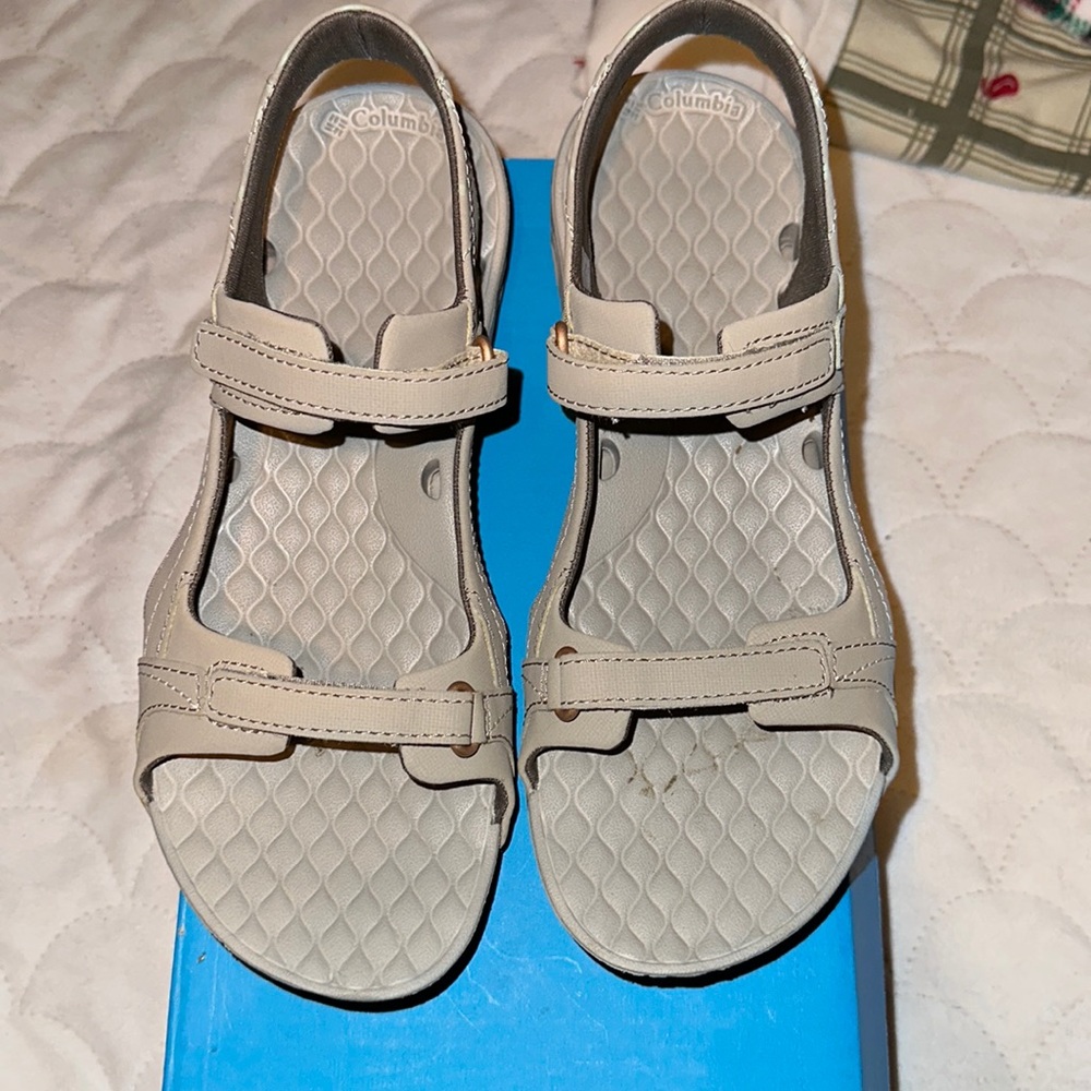 Women New Columbia sandal size 8